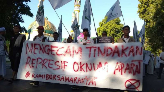 Aksi unjuk rasa mahasiswa di Mataram, Nusa Tenggara Barat. 