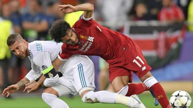 Insiden Sergio Ramos menjatuhkan Mohamed Salah di final Liga Champions 2017/2018