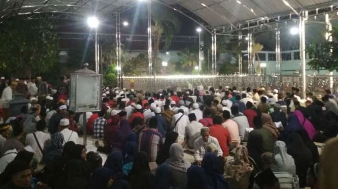 Ribuan jemaah melaksanakan qiyamul lail di Masjid Nasional Al Akbar Surabaya.