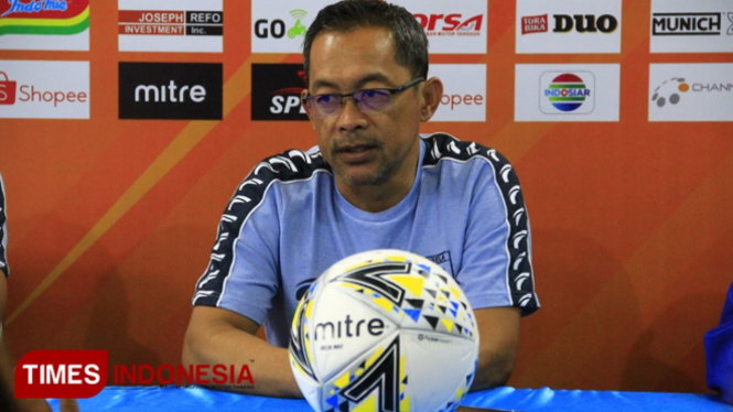 Pelatih Persela, Aji Santoso jelang laga Shopee Liga 1 2019 melawan Arema FC. (FOTO: Tria Adha/TIMES Indonesia)