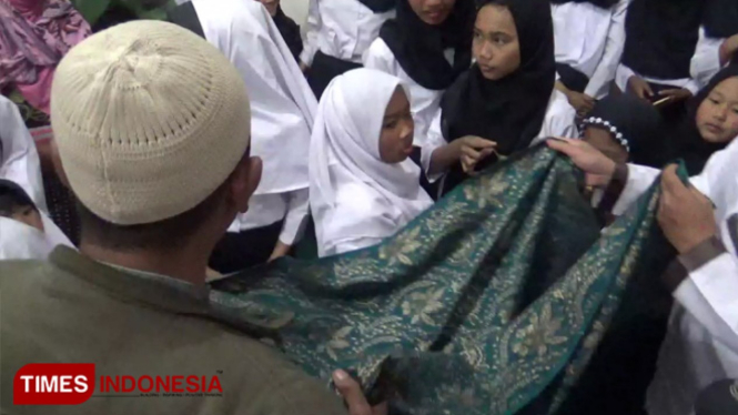 Tradisi sorban berjalan di kalangan muslim tengger. (FOTO: Happy L. Tuansyah/TIMES Indonesia)