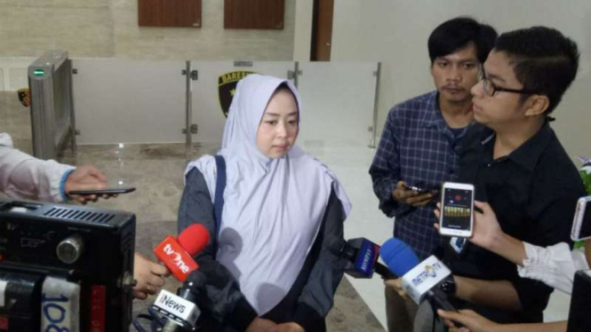 Istri Mustofa Nahrawardaya, Cathy Ahadianty di Gedung Bareskrim Polri. 