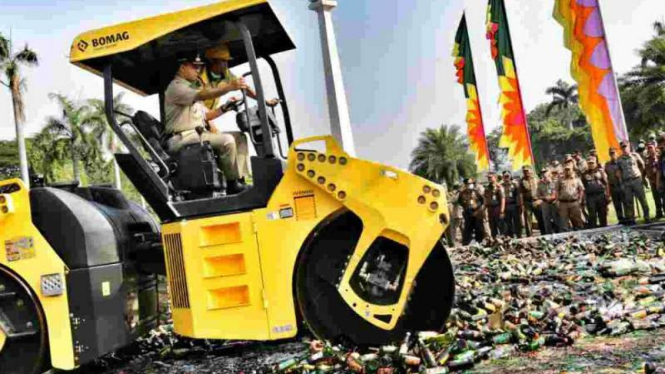 Gubernur DKI Jakarta Anies Baswedan pimpin pemusnahan belasan ribu botol minuman keras di Monas.