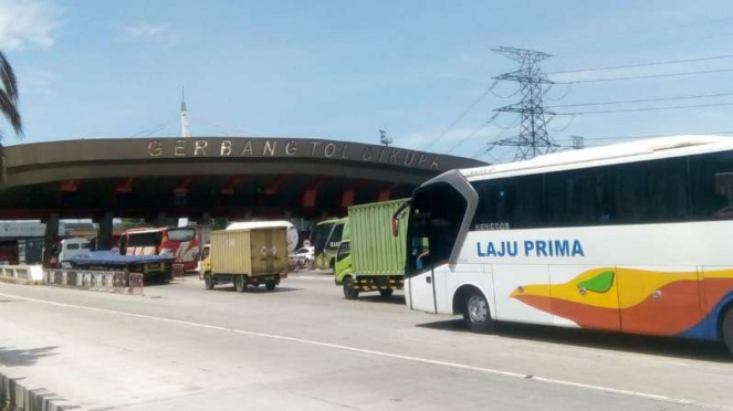 Gerbang Tol Cikupa, di Jalan Tol Tangerang-Merak 