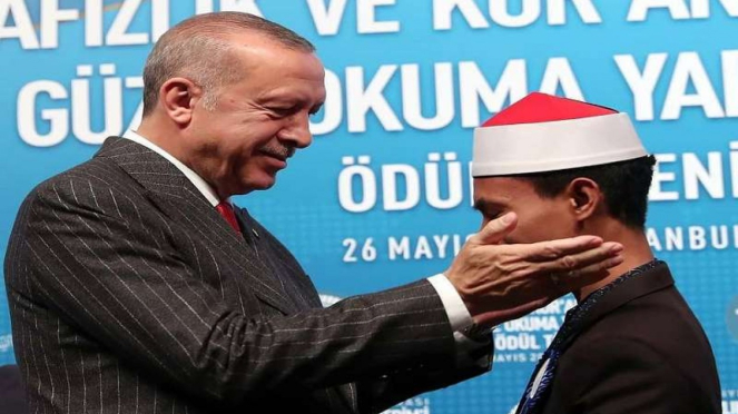 Syamsuri Firdaus, seorang Qori muda asal NTB bersama Presiden Turki, Erdogan. 