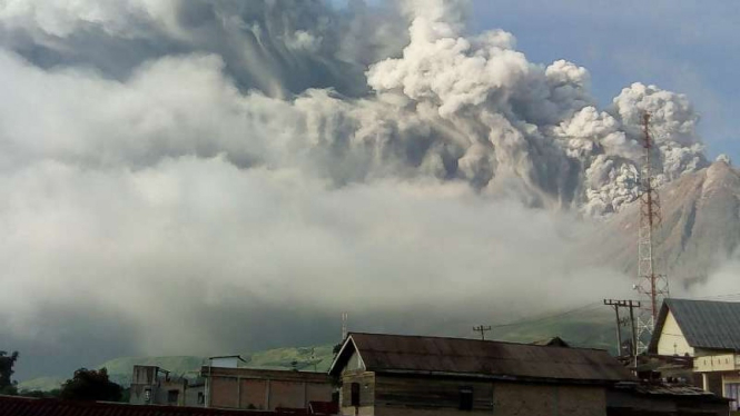 Gunung Sinabung di Karo, Sumatera Utara, menyemburkan material vulkanik beberapa waktu lalu.