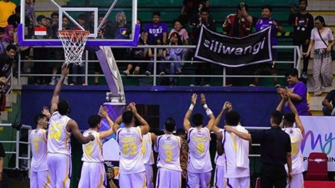 Tim Bogor Siliwangi Basketball menyapa para pendukungnya