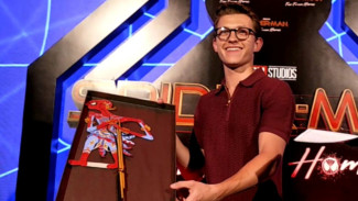 Lucunya Tom Holland dan Chris Hemsworth Main Wayang Kulit