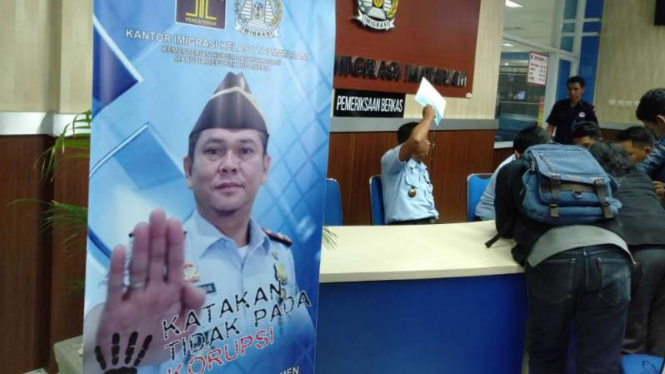 Lobi kantor Imigrasi Kelas I Mataram usai penangkapan tiga pejabat utamanya oleh KPK pada Selasa dini hari, 28 Mei 2019.