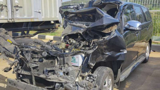 Sebuah mobil rusak berat sete;ah kecelakaan lalu lintas di tol Semarang-Batang, tepatnya di Kilometer 391, Kabupaten Kendal, Jawa Tengah, Selasa, 28 Mei 2019.