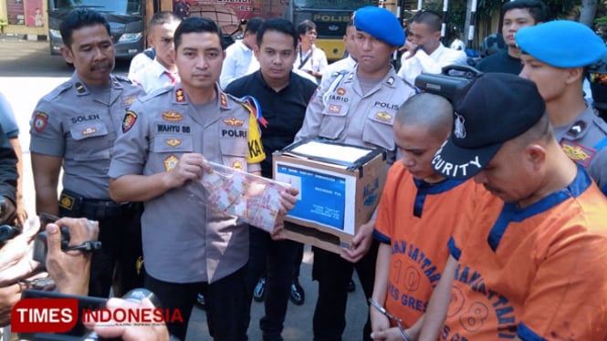 Kapolres Gresik AKBP Wahyu S Bintoro saat mengintrogasi tersangka, (Foto: Akmal/TIMES Indonesia).