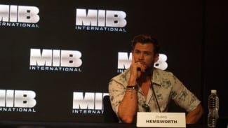 Chris Hemsworth Bicara soal 'Hubungan Romantis' dengan Tessa Thompson