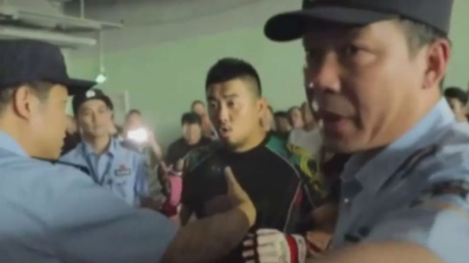 Petarung MMA Amatir China, Xu Xiaodong (tengah)