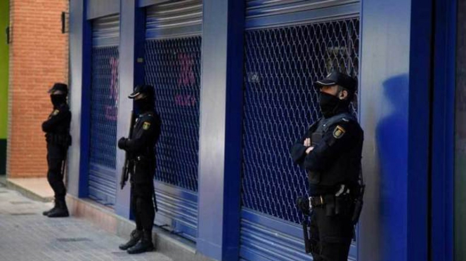 Polisi Spanyol saat menangkap pelaku pengaturan skor