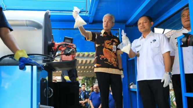 Gubernur Ganjar Pranowo bersama Kepala BNN Jawa Tengah Brigjen Pol Benny Gunawan memusnahkan barang bukti narkotika di Kantor BNN Jateng, Semarang, Rabu, 29 Mei 2019.