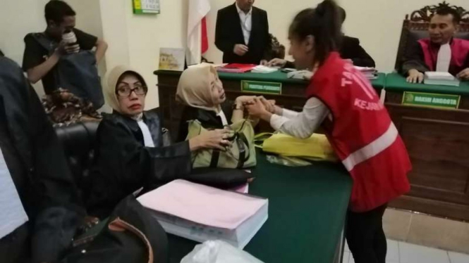 Terdakwa muncikari berpelukan usai menerima vonis di PN Surabaya, Jawa Timur, pada Rabu, 29 Mei 2019.