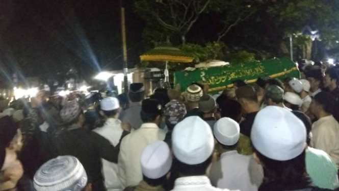 Keranda berisi jenazah mantan menteri agama Muhammad Tolchah Hasan diantar ribuan orang ke permakaman di kompleks Pesantren Miftahul Falahi, Bungkuk, Singosari, Malang, Jawa Timur, pada Rabu malam, 29 Mei 2019.
