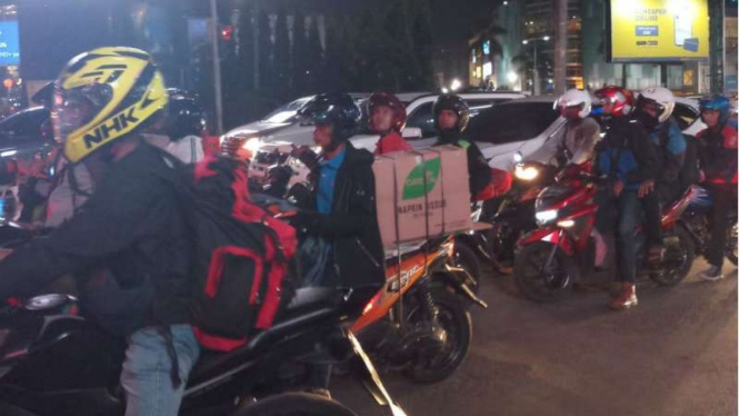 Para pemudik dengan sepeda motor mulai padati Jalan Kalimalang