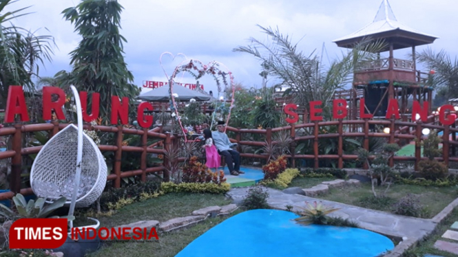 Warung Seblang tempat makan instagramable dengan pemandangan sawah kaki gunung Raung di Singojuruh, Banyuwangi (FOTO: Roghib Mabrur/TIMES Indonesia)