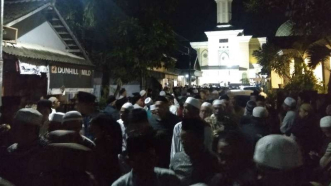 Para pelayat di rumah duka mantan menteri agama Muhammad Tolchah Hasan di kompleks Pesantren Miftahul Falahi, Bungkuk, Singosari, Malang, Jawa Timur, pada Rabu malam, 29 Mei 2019.
