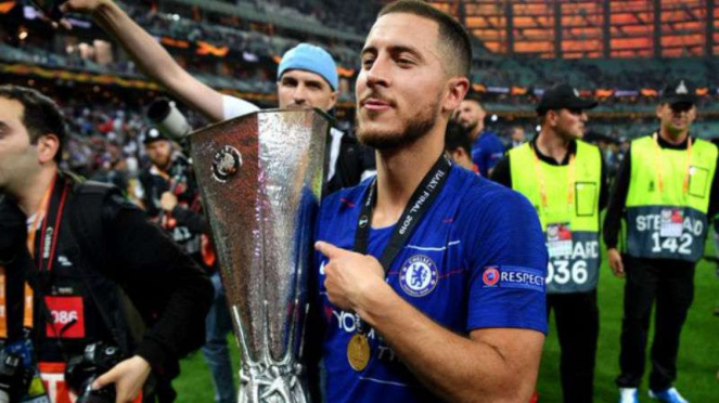 Gelandang Chelsea, Eden Hazard, dengan trofi Liga Europa.