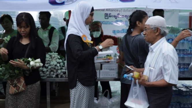 Warga membagikan mawar putih setelah umat Islam selesai salat Tarawih. - BBC