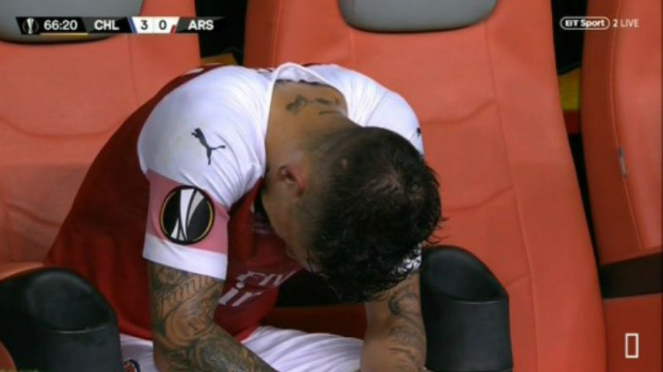 Gelandang Arsenal, Lucas Torreira, menangis