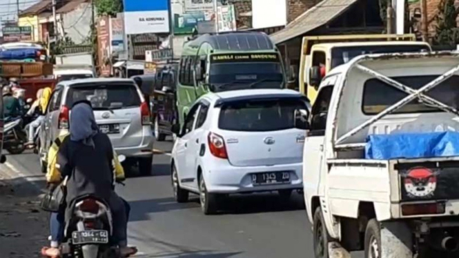 Arus lalu lintas di jalur mudik kawasan selatan Jawa Barat, Limbangan-Malangbong di Kabupaten Garut, mulai padat di enam hari menjelang lebaran Idul Fitri, Kamis, 30 Mei 2019.
