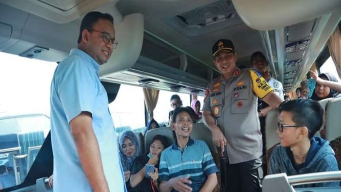 Gubernur DKI Jakarta Anies Baswedan melepas Mudik Gratis Warga Jakarta 2019