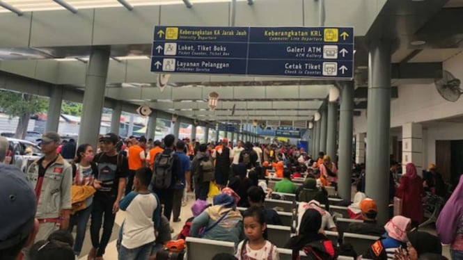 Para calon penumpang kereta yang akan mudik ke kampung halaman mereka duduk dan menunggu di kursi-kursi selasar Stasiun Pasar Senen, Jakarta, Kamis, 30 Mei 2019.