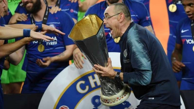 Manajer Chelsea, Maurizio Sarri, memegang trofi Liga Europa
