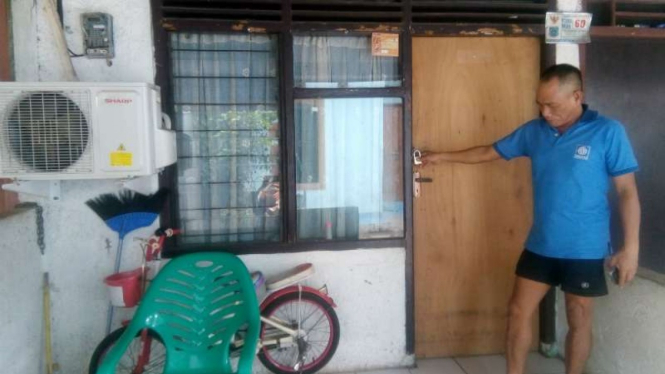 Seorang Ketua RT memperlihatkan sebuah rumah kontrakan tempat tinggal AZ, tersangka perencana pembunuh tokoh nasional, di Kelurahan Serua, Ciputat, Tangerang Selatan, Banten, Kamis, 30 Mei 2019.