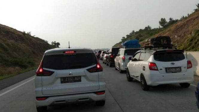 Lalu lintas arus mudik Lebaran mulai terlihat di Tol Terbanggi Besar, Lampung Tengah, Lampung, pada enam hari menjelang Idul Fitri, Kamis, 30 Mei 2019.