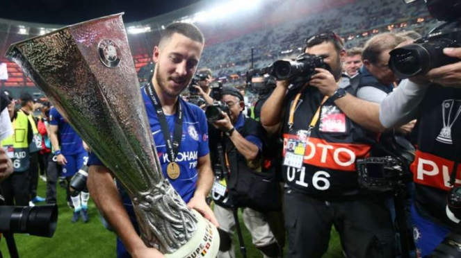Bintang Chelsea, Eden Hazard memegang trofi Liga Europa