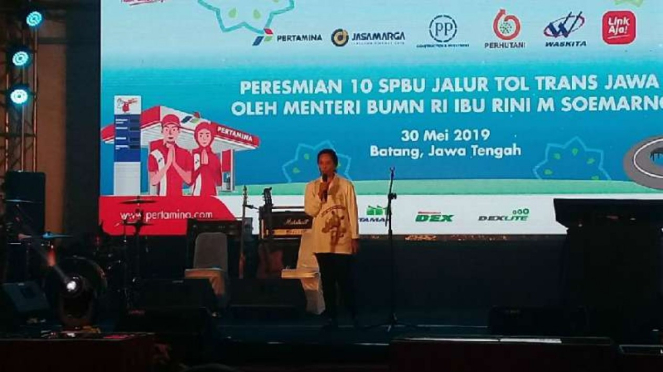 Menteri BUMN Rini Soemarno bersama sejumlah petinggi BUMN meresmikan 10 SPBU di tol trans-Jawa di Kabupaten Batang, Jawa Tengah, Kamis, 30 Mei 2019.