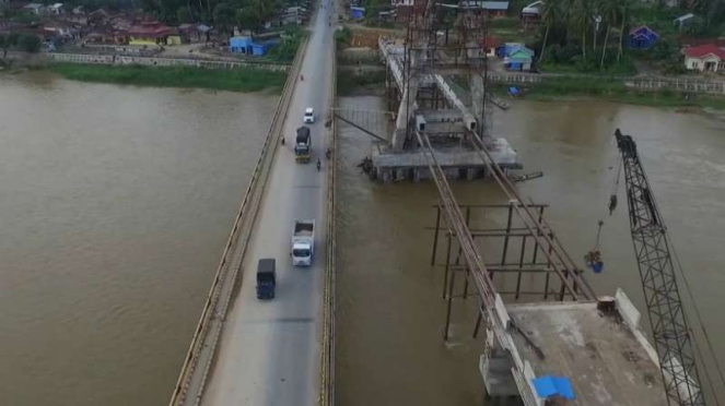 Jembatan kabel di Sungai Dareh, Kabupaten Dharmasraya, Sumatera Barat, dioperasi