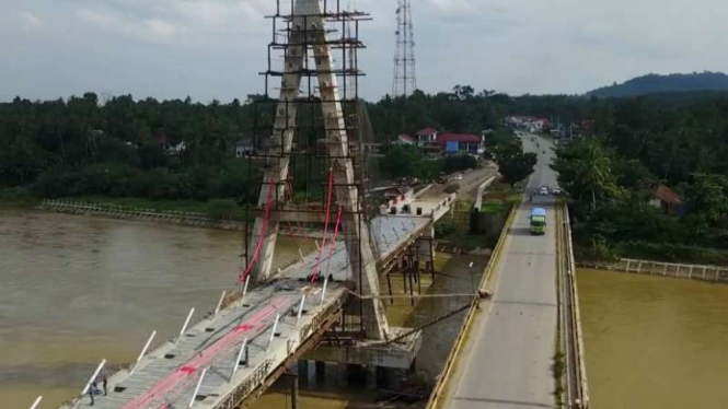 Jembatan kabel di Sungai Dareh, Kabupaten Dharmasraya, Sumatera Barat, dioperasikan sementara untuk pemudik Lebaran mulai Sabtu, 1 Juni 2019.