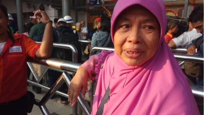 Ibu Yuli histeris bertemu Presiden Jokowi di Stasiun Senen