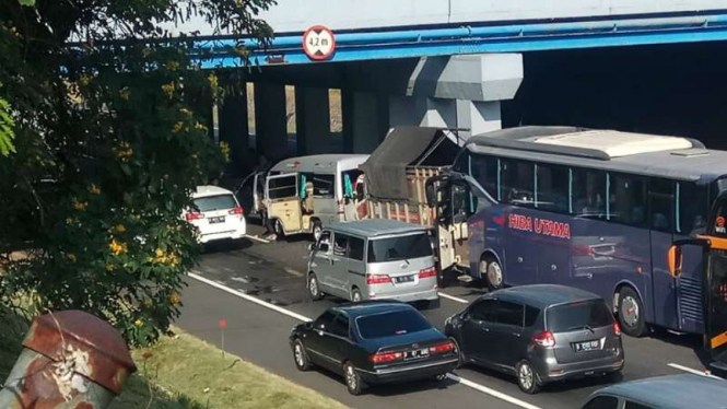 Kecelakaan karambol terjadi di tol trans-Jawa, yakni tol dalam Kota Semarang?, Jumat, 31 Mei 2019.