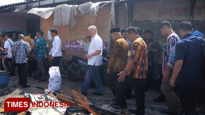 Mendag Enggartiasto Lukita dan Plt Bupati Malang Drs HM Sanusi MM saat meninjau kondisi lantai 2 Pasar Lawang yang terbakar (Foto : Binar Gumilang / TIMES Indonesia)