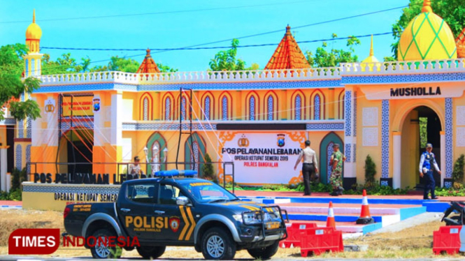 Pos Pelayanan Lebaran Operasi Ketupat Semeru 2019 Polres Bangkalan di akses Jembatan Suramadu dibangun mirip Masjid Syaichona Mohammad Kholil. (FOTO: Doni Heriyanto/TIMES Indonesia)