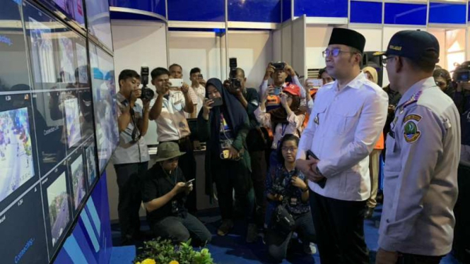 Gubernur Jawa Barat Ridwan Kamil saat peninjauan Pos Terpadu di Tol Cikopo, Kabupaten Purwakarta, pada Jumat 31 Mei 2019.