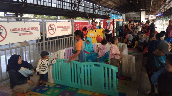 Arena Bermain Anak di Stasiun Pasar Senen