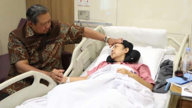 Ani Yudhoyono bersama Susilo Bambang Yudhoyono saat dirawat di rumah sakit