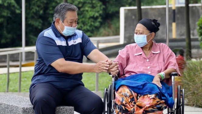 Susilo Bambang Yudhoyono selalu mendampingi istrinya, Ani Yudhoyono, saat berjuang melawan kanker darah.