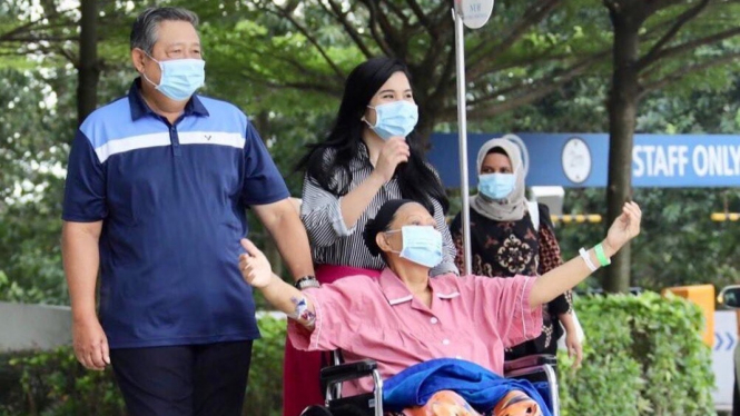 Ani Yudhoyono saat diajak menikmati udara segar di luar rumah sakit.