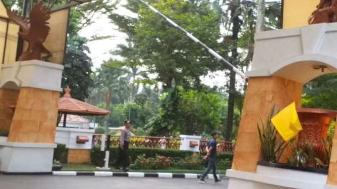 Pintu gerbang komplek Puri Cikeas, Bogor, Jawa Barat, Sabtu, 1 Juni 2019.