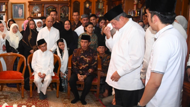 Presiden ke-6 RI SBY tak mampu menahan tangisnya.