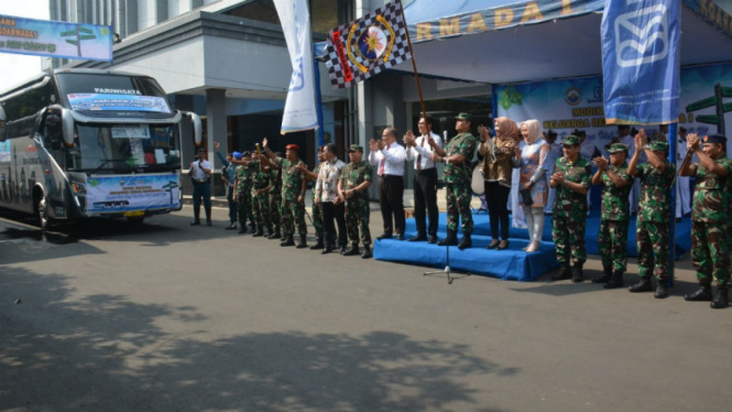 Panglima Komando Armada I Laksamana Muda TNI Yudo Margono, melepas peserta mudik