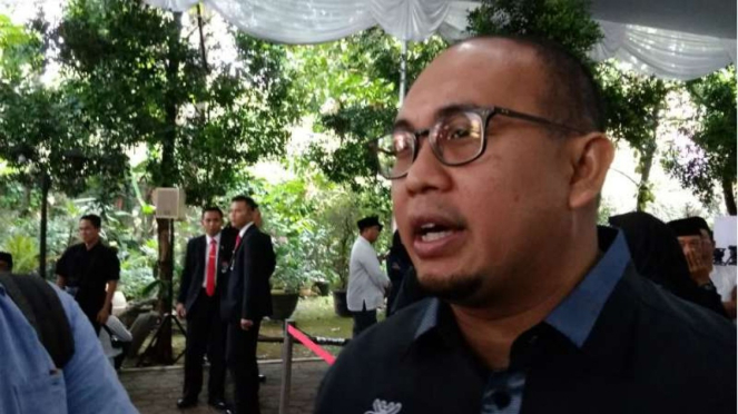 Juru Bicara BPN Andre Rosiadi, saat melayat ke rumah SBY di Cikeas.